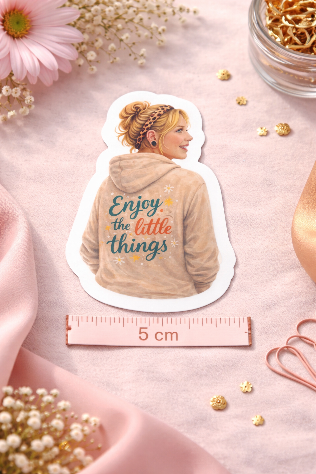 Enjoy the little things Sticker – süßer Vinyl Aufkleber mit beigem Hoodie