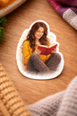 Cozy Reading Sticker – süßer Vinyl Aufkleber mit lesender Frau & Buch