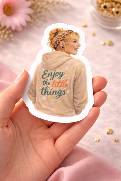 Enjoy the little things Sticker – süßer Vinyl Aufkleber mit beigem Hoodie