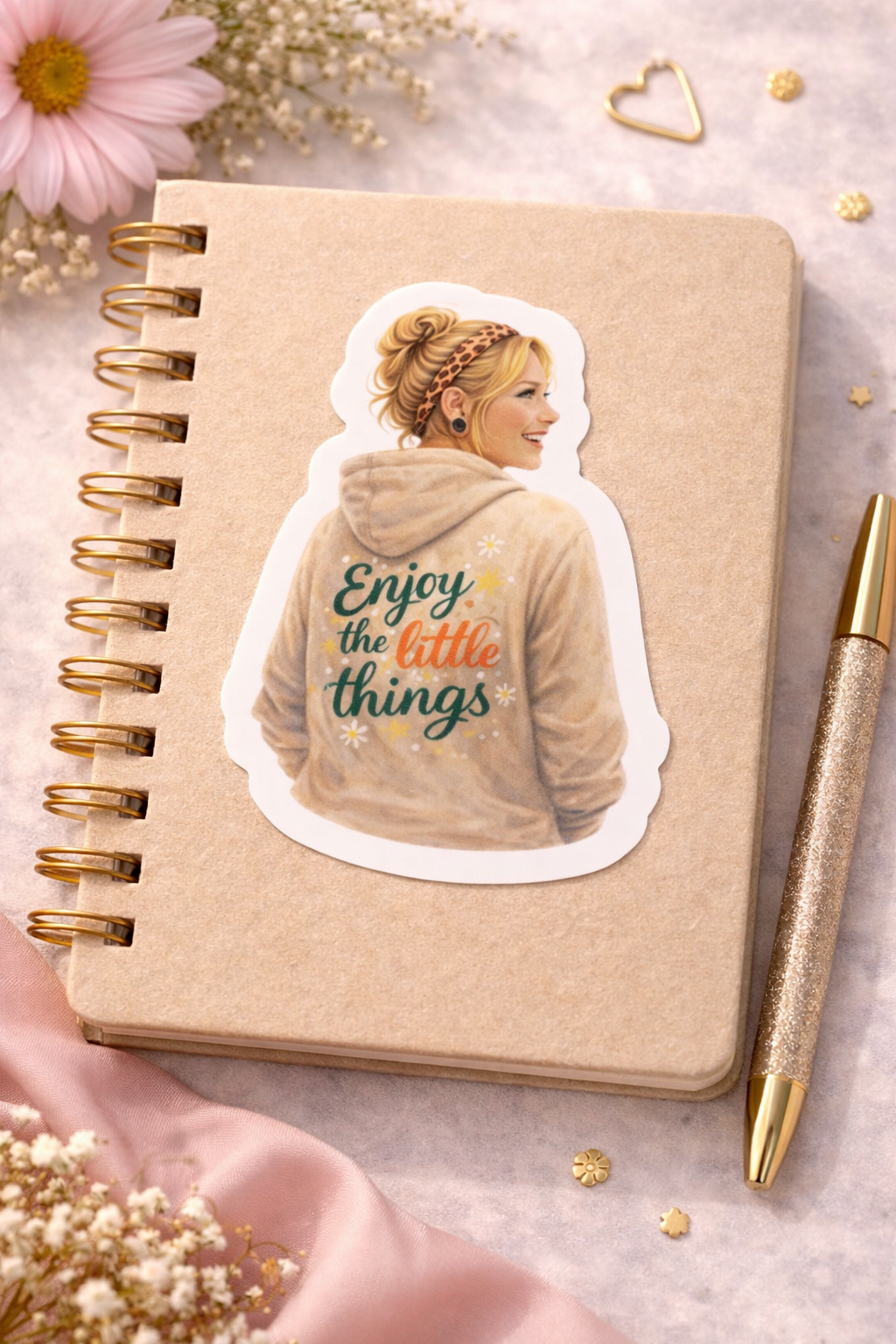 Enjoy the little things Sticker – süßer Vinyl Aufkleber mit beigem Hoodie