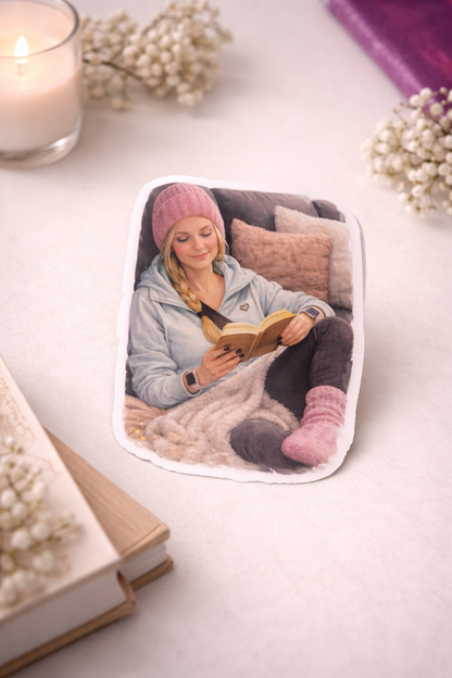 Cozy Reading Girl Sticker – süßer Vinyl Aufkleber mit Buch & Wohlfühlmoment