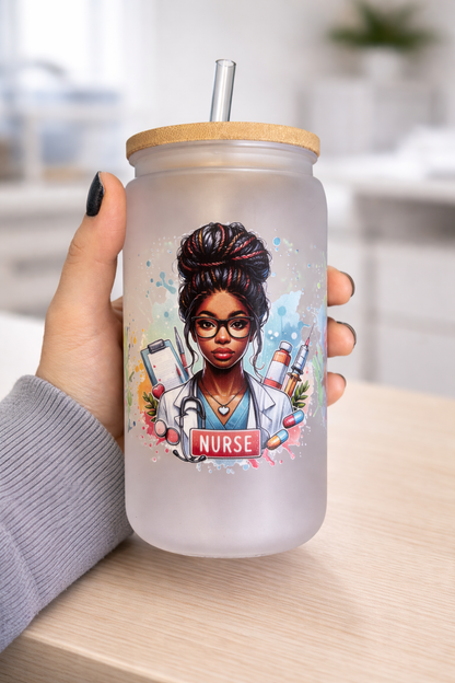 Trinkbecher mattiert-Black Nurse Red Braids- Geschenk für Pflegepersonal
